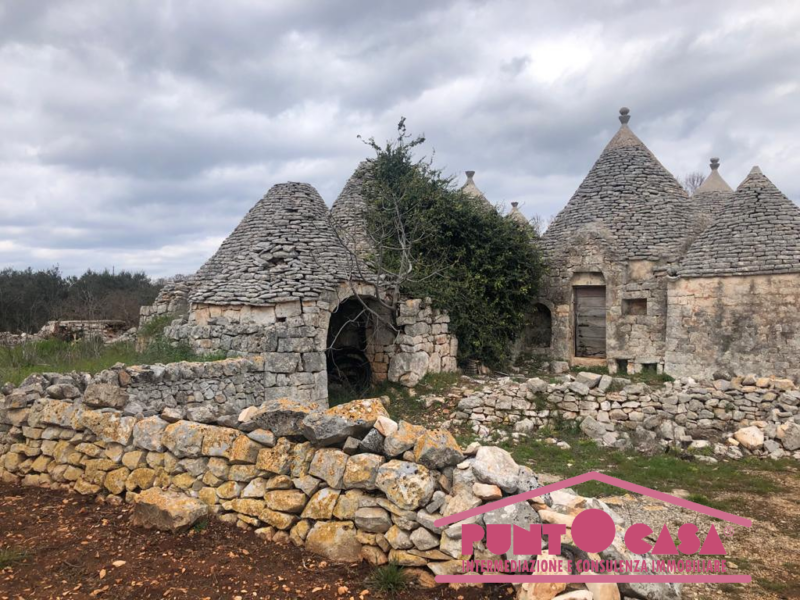 COMPLESSO DU TRULLI DA RISTRUTTURARE CON AMPIO TERRENO,