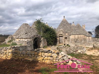 COMPLESSO DU TRULLI DA RISTRUTTURARE CON AMPIO TERRENO,