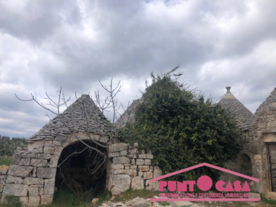 COMPLESSO DU TRULLI DA RISTRUTTURARE CON AMPIO TERRENO,