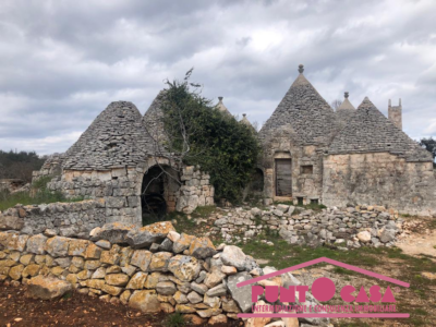 COMPLESSO DU TRULLI DA RISTRUTTURARE CON AMPIO TERRENO,