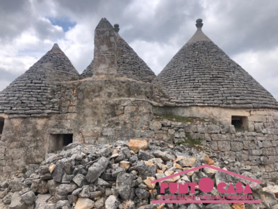 COMPLESSO DU TRULLI DA RISTRUTTURARE CON AMPIO TERRENO,