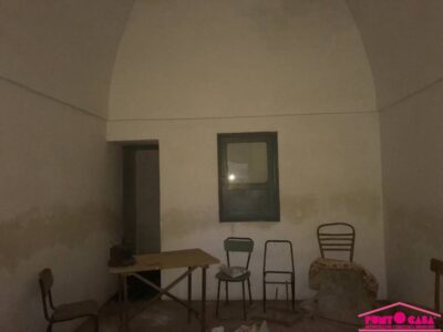 Casale in pietra da ristrutturare con uliveto secolare e possibilità di ampliamento e piscina