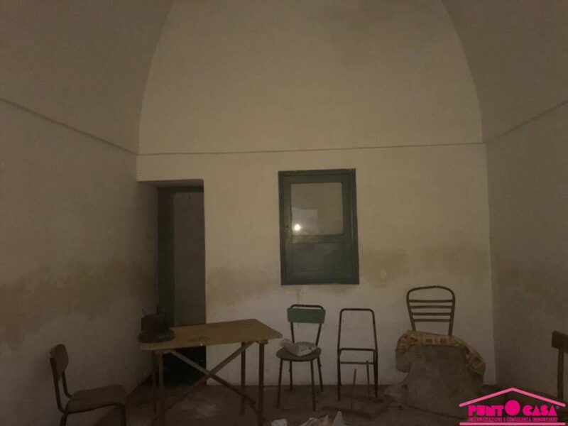 Casale in pietra da ristrutturare con uliveto secolare e possibilità di ampliamento e piscina