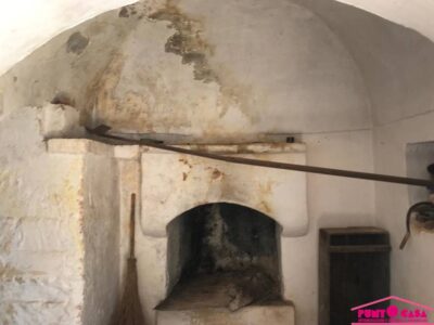 Casale in pietra da ristrutturare con uliveto secolare e possibilità di ampliamento e piscina