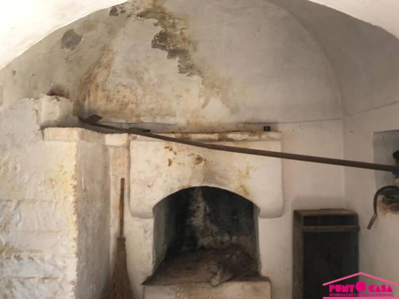 Casale in pietra da ristrutturare con uliveto secolare e possibilità di ampliamento e piscina