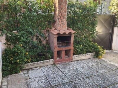 TOR SAN LORENZO LIDO (RM) Complesso "Tirenella" App.to in villino lato mare luminoso Piano Primo e giardino al Piano Terra