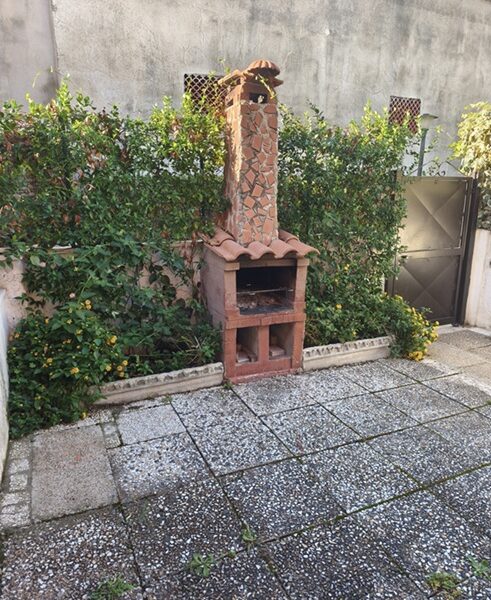 TOR SAN LORENZO LIDO (RM) Complesso "Tirenella" App.to in villino lato mare luminoso Piano Primo e giardino al Piano Terra