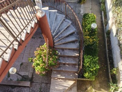 TOR SAN LORENZO LIDO (RM) Complesso "Tirenella" App.to in villino lato mare luminoso Piano Primo e giardino al Piano Terra