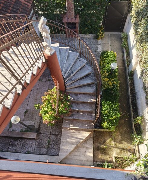 TOR SAN LORENZO LIDO (RM) Complesso "Tirenella" App.to in villino lato mare luminoso Piano Primo e giardino al Piano Terra