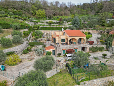 FINALE LIGORE OLLE VENDESI AMPIA VILLA INDIPENDENTE