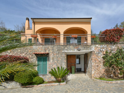 FINALE LIGORE OLLE VENDESI AMPIA VILLA INDIPENDENTE
