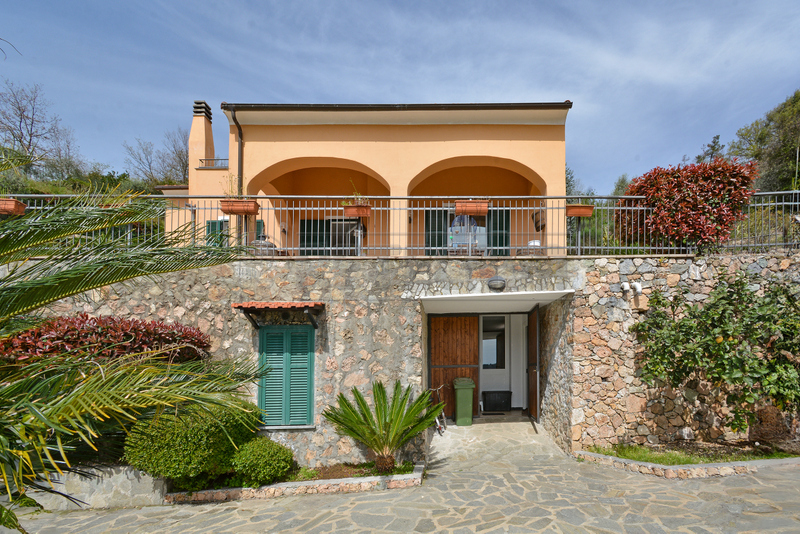 FINALE LIGORE OLLE VENDESI AMPIA VILLA INDIPENDENTE