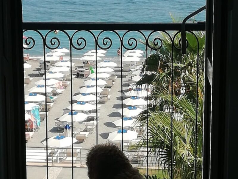 LOANO CENTRO VENDESI TRILOCALE FRONTE MARE