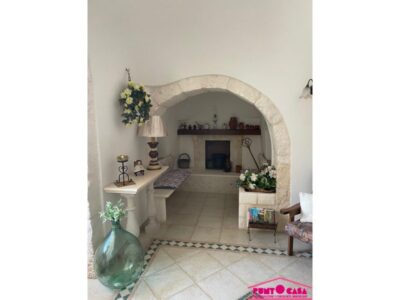 Villa con Trullo saraceno