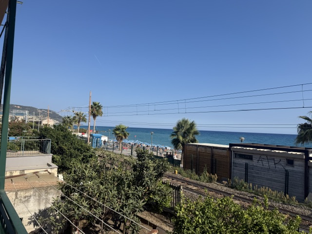 PIETRA LIGURE VENDESI BILOCALE FRONTE MARE