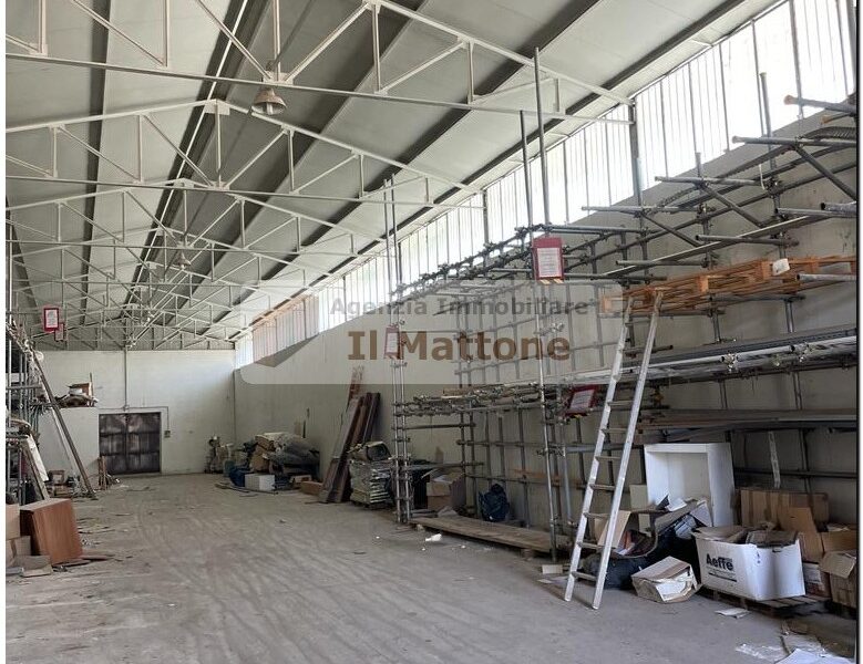 Cappanoni e uffici con ampio piazzale