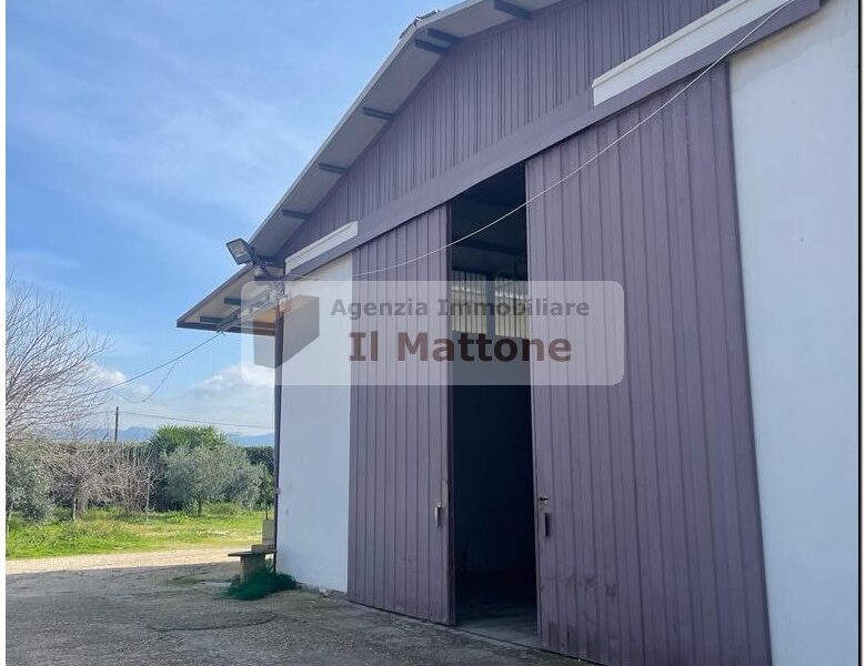 Cappanoni e uffici con ampio piazzale
