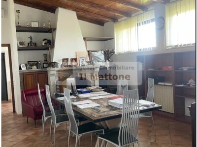 Cappanoni e uffici con ampio piazzale