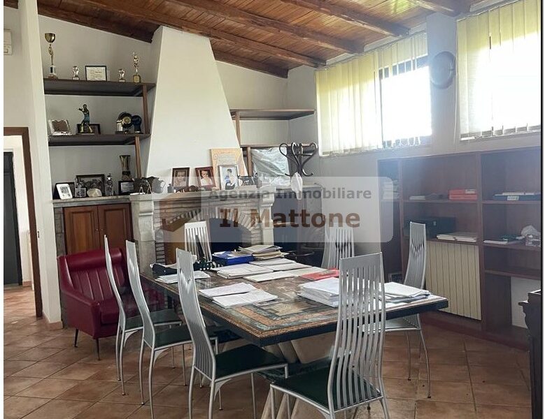 Cappanoni e uffici con ampio piazzale
