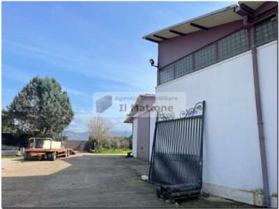 Cappanoni e uffici con ampio piazzale